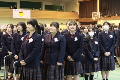 校歌を歌う生徒