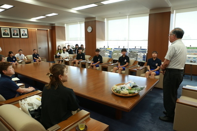 副市長から激励を受けるアスリートたち