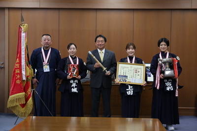 訪れた選手と監督と原口新五市長