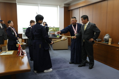 短剣道を体験する原口市長