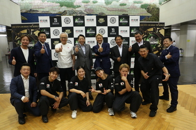 世界選手権開催発表に喜ぶ選手ら