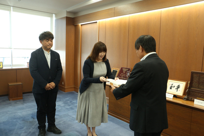 市長に答申案を渡している様子