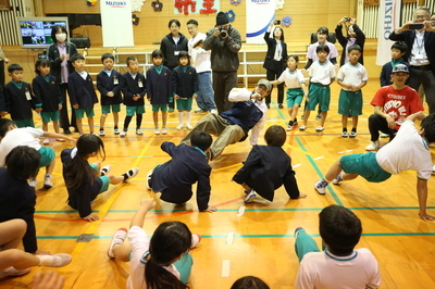 ブレイキンを体験する子どもたち