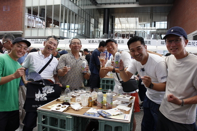 酒やグルメを堪能し笑顔で仲間といるようす