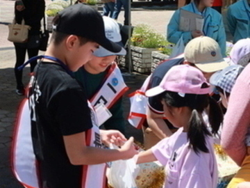 お菓子を配る一日園長