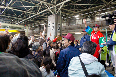 青果コーナーの競りは手を挙げてアピール