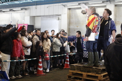 水産コーナーの競りは札を挙げてアピール