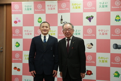 副市長との撮影する古賀選手