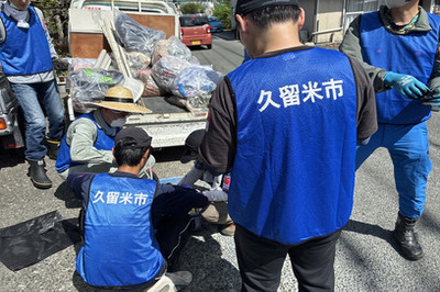 廃棄物を分別している様子