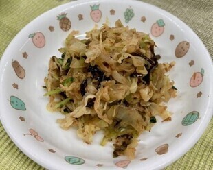 キャベツの塩昆布和えの写真