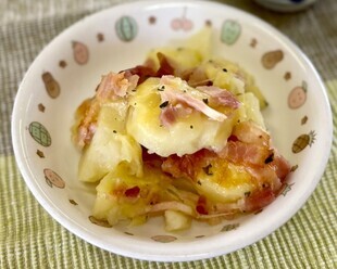 じゃがいもとベーコンのチーズ焼きの写真