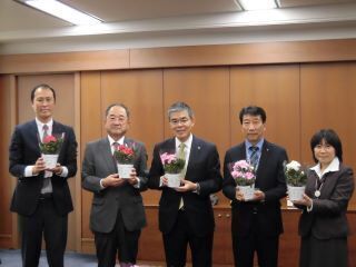 2枚目：JAくるめからの贈呈セレモニーの集合写真です。