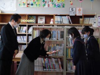2枚目：創価学会からの贈呈セレモニーの様子の写真です。