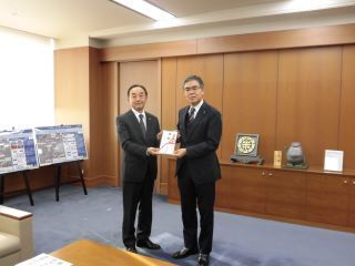 1枚目：筑後信用金庫からの贈呈セレモニーの様子の写真です。