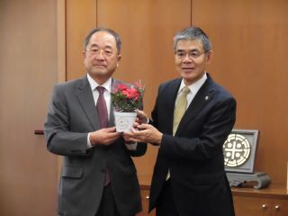 1枚目：JAくるめからの贈呈セレモニーの様子の写真です。