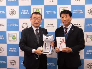 福岡県宅地建物取引業協会からの贈呈セレモニーの様子の写真です。