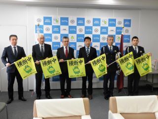 2枚目：福岡県トラック協会久留米分会からの贈呈セレモニー集合写真