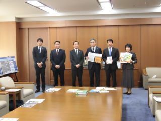 2枚目：筑後信用金庫からの贈呈セレモニー集合写真です。