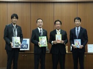 1枚目：筑後信用金庫からの贈呈セレモニーの集合写真