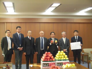 2枚目：青森県の津軽みらい農業協同組合からの贈呈セレモニーの集合写真