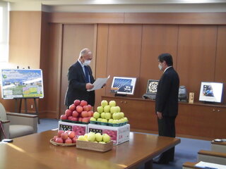 1枚目：青森県の津軽みらい農業協同組合からの贈呈セレモニーの様子の写真