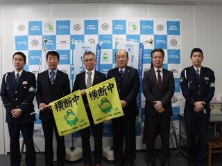 1枚目：福岡県トラック協会筑後支部久留米分会からの贈呈セレモニーの集合写真