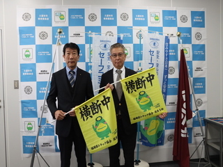 2枚目：福岡県トラック協会筑後支部久留米分会からの贈呈セレモニーの様子の写真