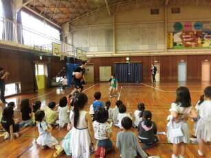 ライジングゼファーフクオカの加藤選手と交流をする子供たちの写真です。