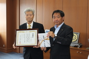 赤司 己喜雄様の寄付贈呈式の様子の写真