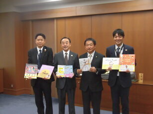 筑後信用金庫の寄付贈呈式記念撮影の写真