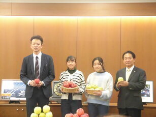津軽みらい農業協同組合の寄付贈呈式での集合写真