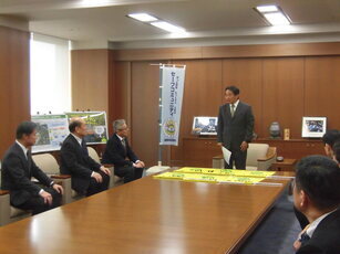 福岡県トラック協会筑後支部久留米分会の寄付贈呈式の様子の写真