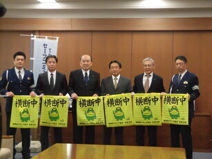 福岡県トラック協会筑後支部久留米分会の寄付贈呈式の集合写真