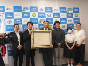 觀古堂の寄付贈呈式記念撮影の写真
