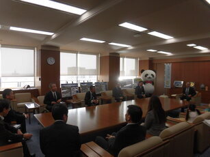 損害保険ジャパン株式会社等の寄付贈呈式の様子の写真