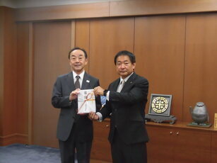 筑後信用金庫の寄付贈呈式の様子の写真