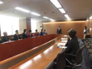 久留米南部商工会青年部の寄付贈呈式の様子の写真
