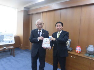 目録贈呈の様子