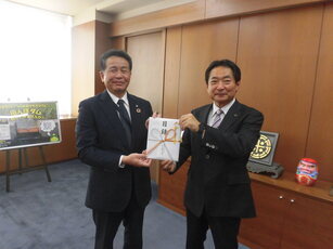 目録贈呈の様子