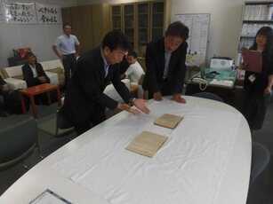 歴史的書物について歓談する様子