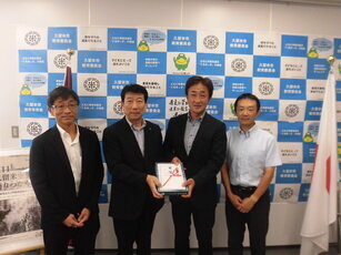 目録贈呈する様子