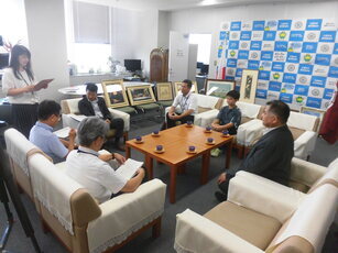 寄附いただいた絵画について歓談する様子