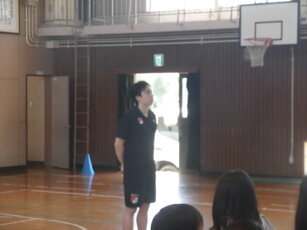 子ども達に挨拶をする選手の様子