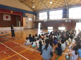 子ども達に寄附物品の説明をする様子