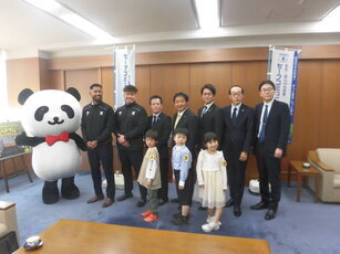 寄附贈呈者との集合写真