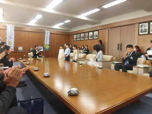 寄附を受領する児童が挨拶をする様子