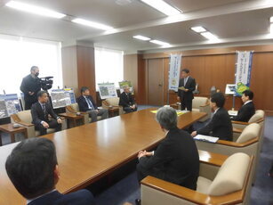 寄附に対するお礼を述べる様子