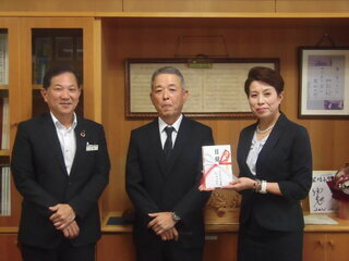 1枚目：山川食糧及び佐賀銀行からの贈呈セレモニーの集合写真