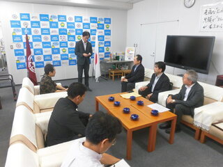 1枚目：吉田学術教育振興会からの贈呈セレモニーの様子の写真