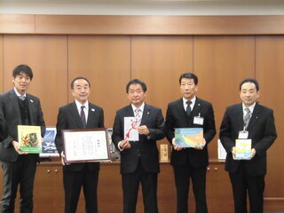 2枚目：筑後信用金庫からの贈呈セレモニーの集合写真